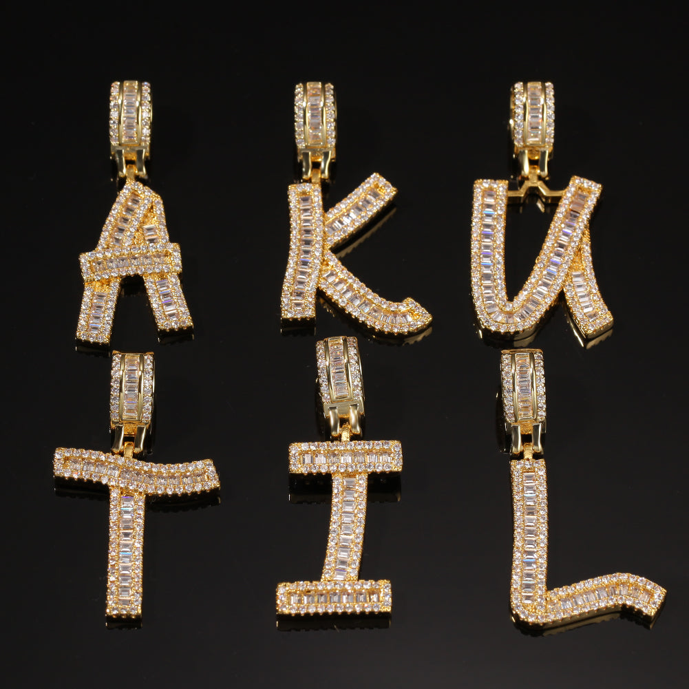Breloques en forme de baguette de diamants en zircone cubique glacée, 26 lettres initiales de l'alphabet