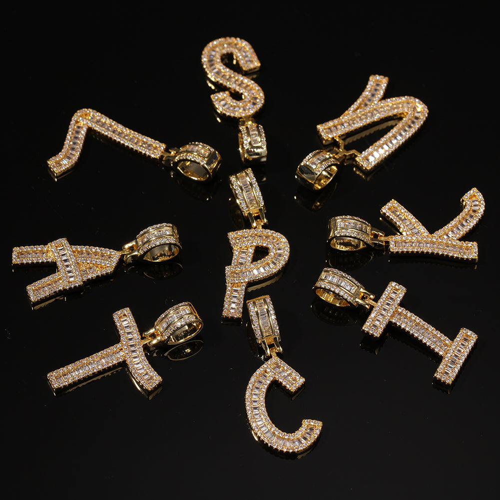 Breloques en forme de baguette de diamants en zircone cubique glacée, 26 lettres initiales de l'alphabet