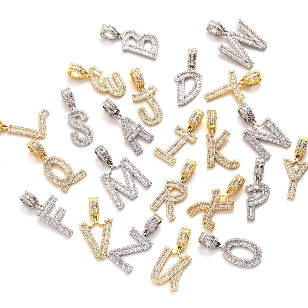 Breloques en forme de baguette de diamants en zircone cubique glacée, 26 lettres initiales de l'alphabet