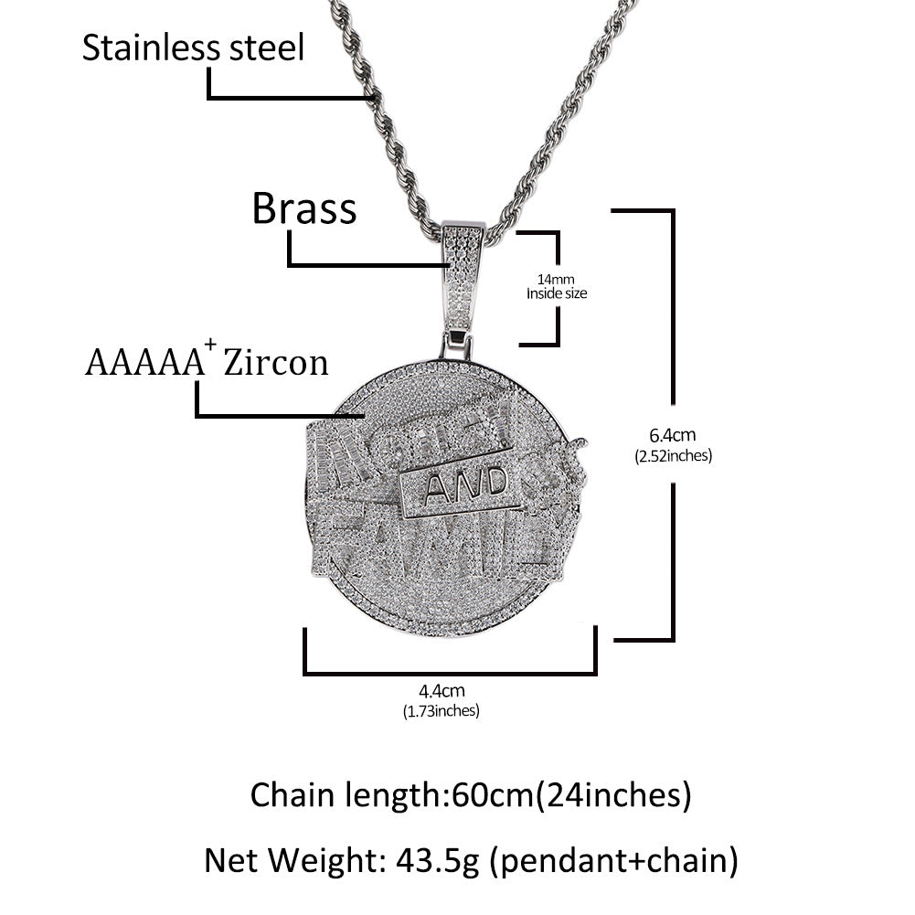 Collier avec pendentif en forme de grand disque rond, lettre, argent et famille
