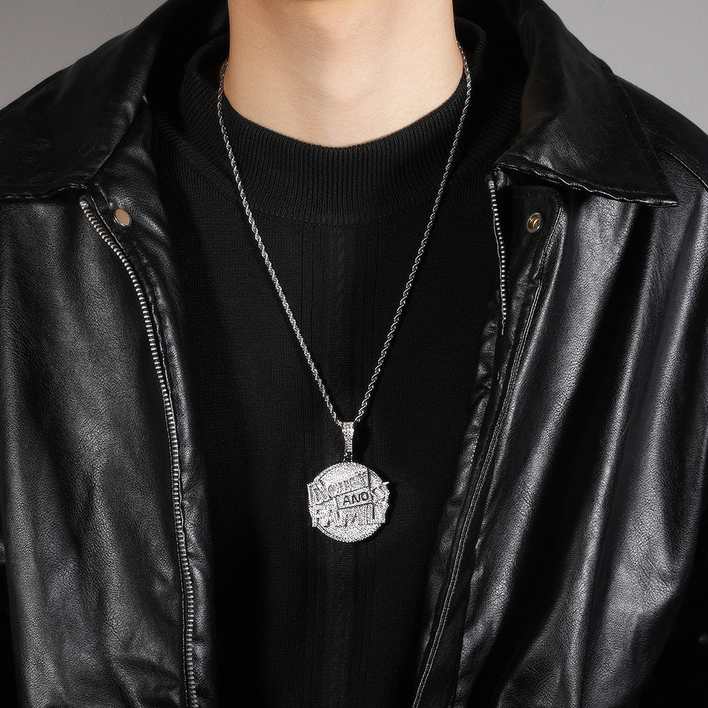 Collier avec pendentif en forme de grand disque rond, lettre, argent et famille