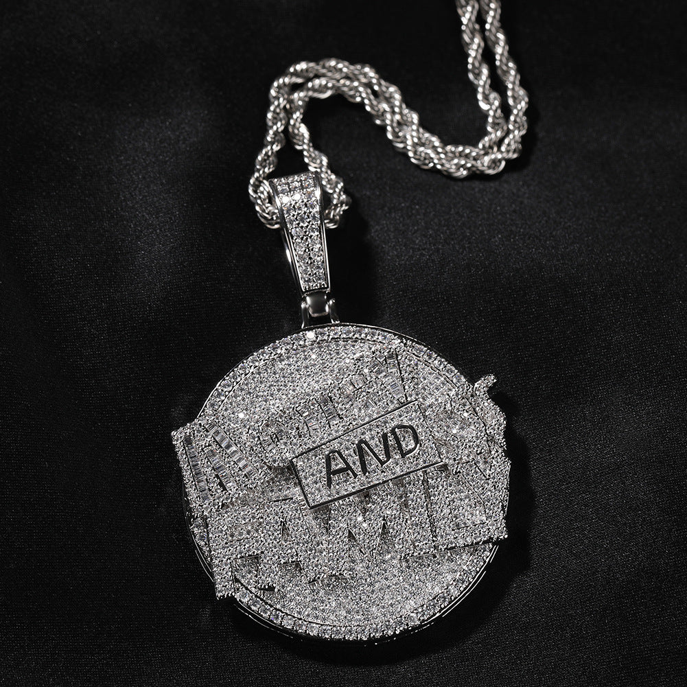 Collier avec pendentif en forme de grand disque rond, lettre, argent et famille