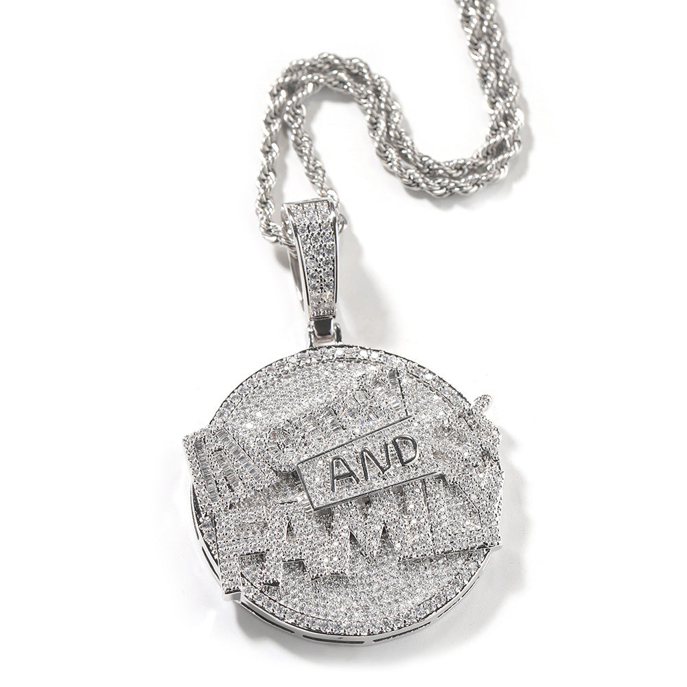 Collier avec pendentif en forme de grand disque rond, lettre, argent et famille