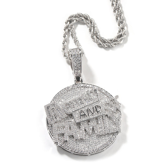 Collier avec pendentif en forme de grand disque rond, lettre, argent et famille