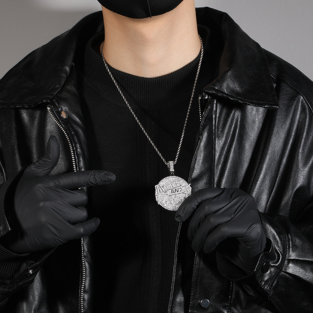 Collier avec pendentif en forme de grand disque rond, lettre, argent et famille