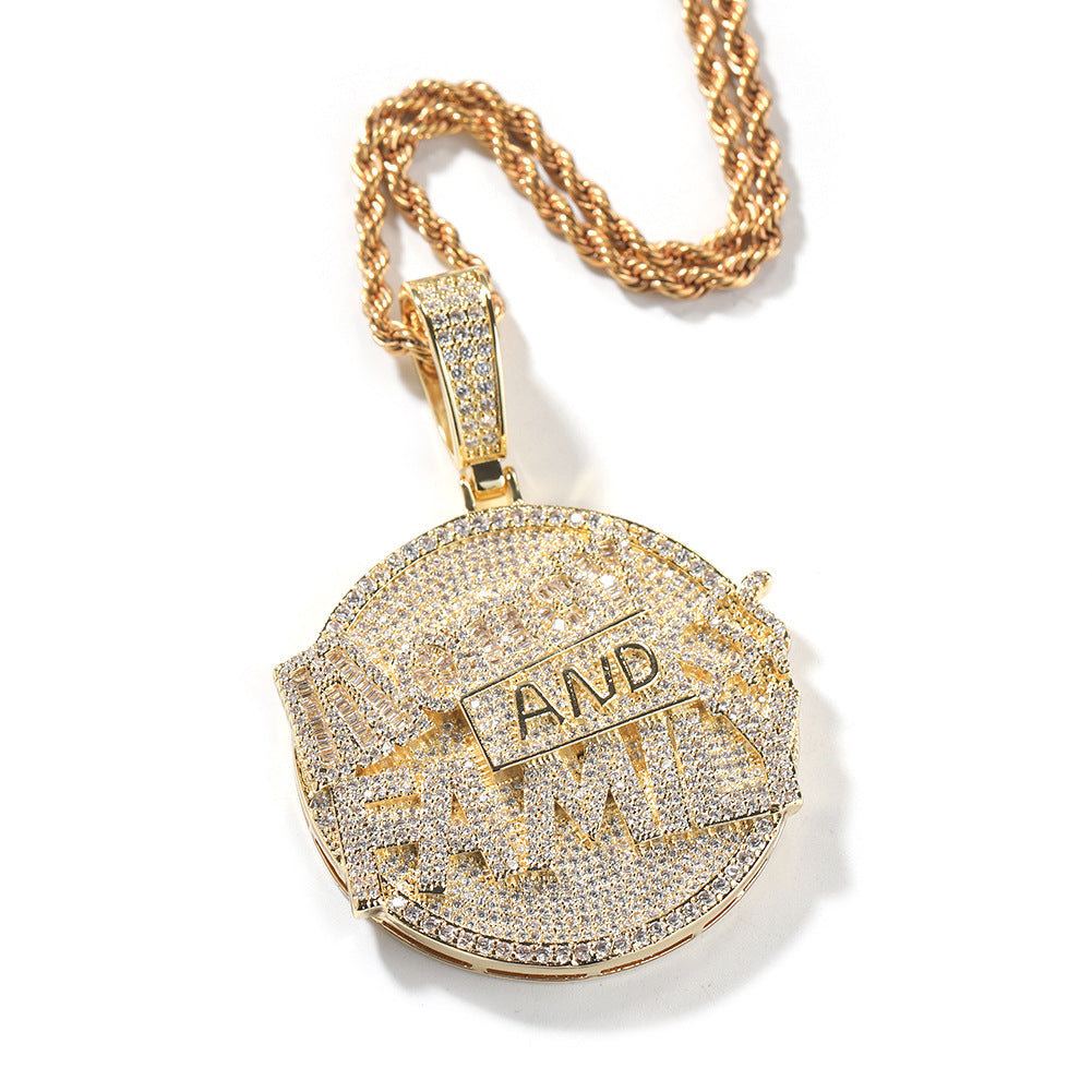 Collier avec pendentif en forme de grand disque rond, lettre, argent et famille