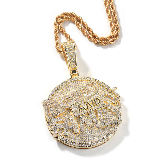 Collier avec pendentif en forme de grand disque rond, lettre, argent et famille