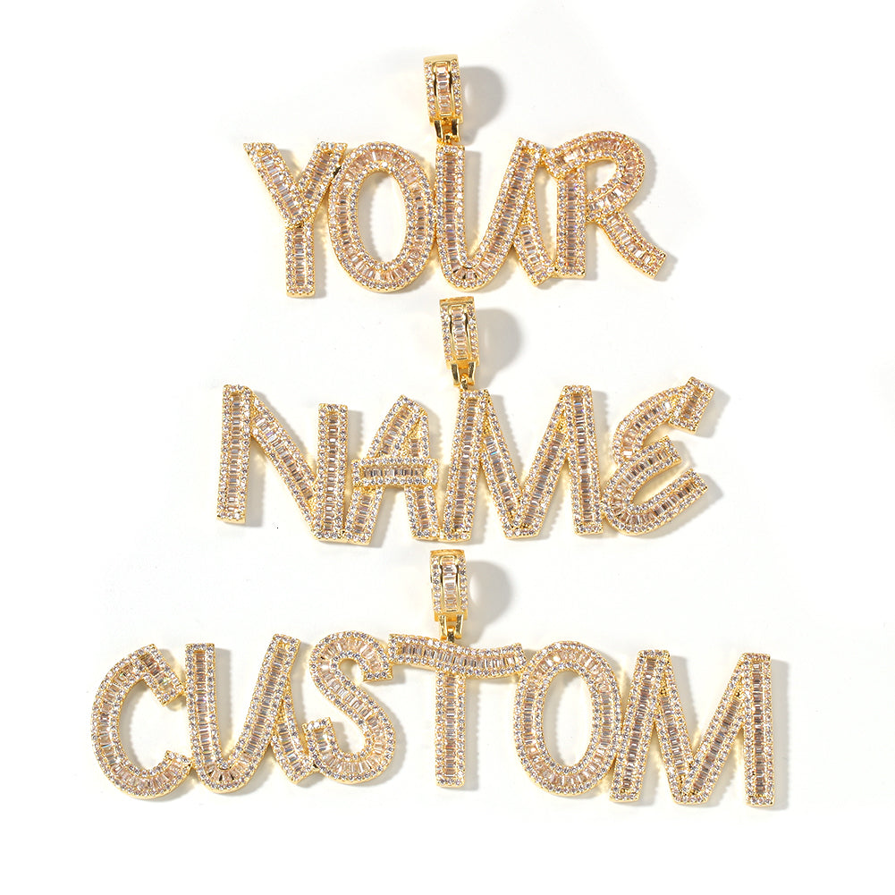 Collier avec plaque signalétique personnalisée et lettres en diamants baguettes en oxyde de zirconium glacé