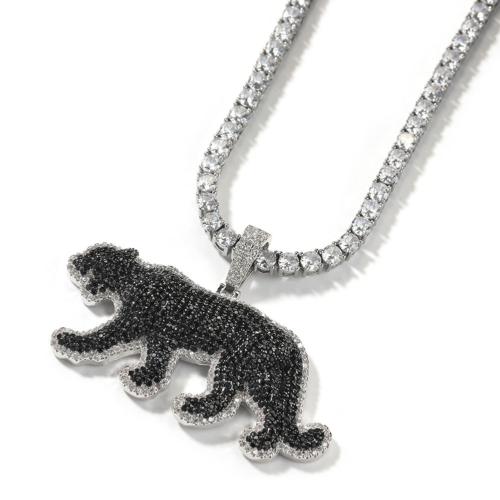 Collier avec pendentif léopard en diamants et zircones cubiques noirs glacés