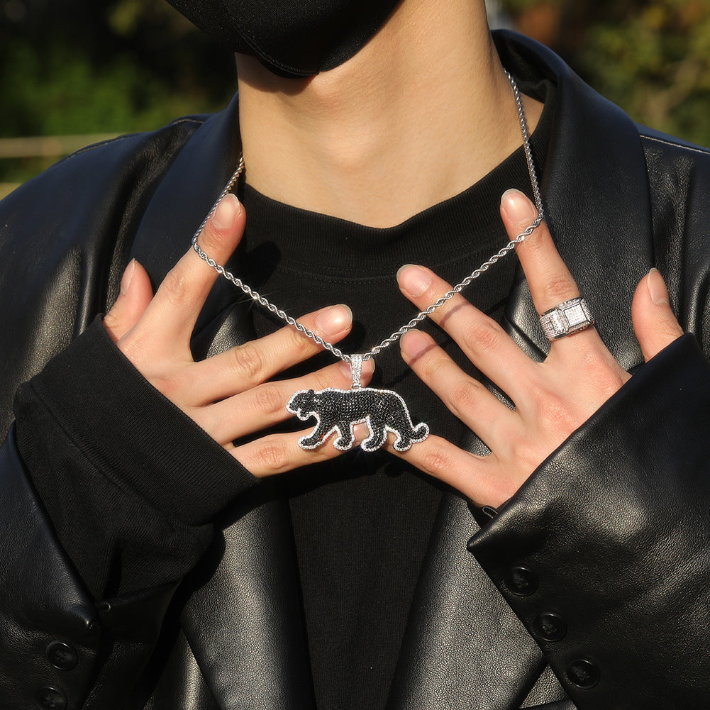 Collier avec pendentif léopard en diamants et zircones cubiques noirs glacés