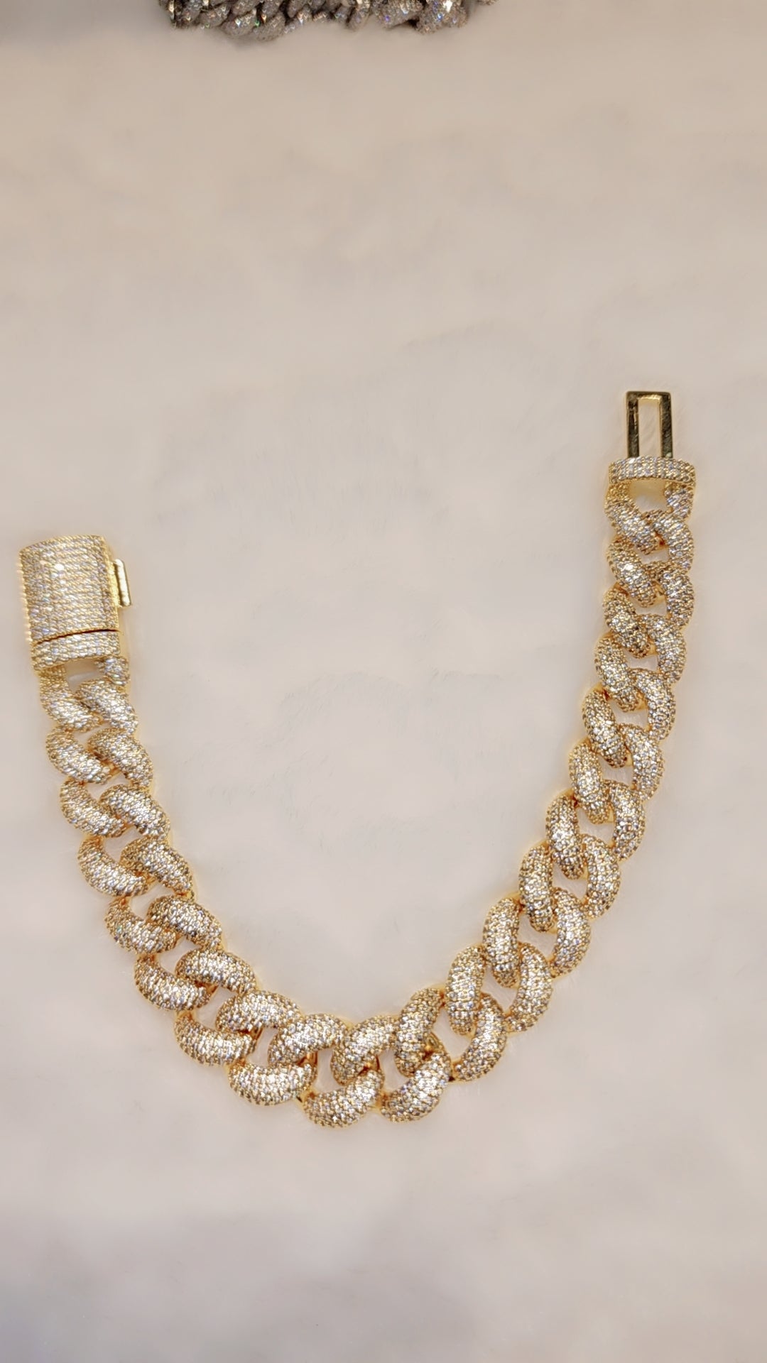 Bracelet à maillons cubains plaqué or glacé