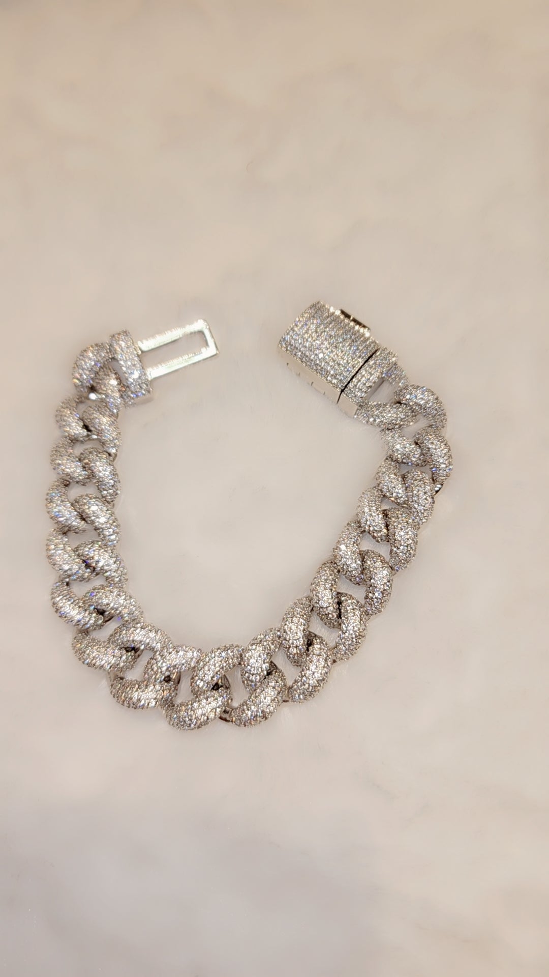Bracelet à maillons cubains plaqué or glacé