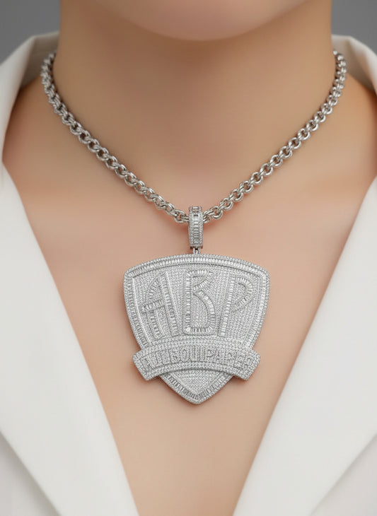 ਆਈਸਡ ਆਊਟ ਵ੍ਹਾਈਟ ਗੋਲਡ ਪਲੇਟਡ ਪੈਂਡੈਂਟ