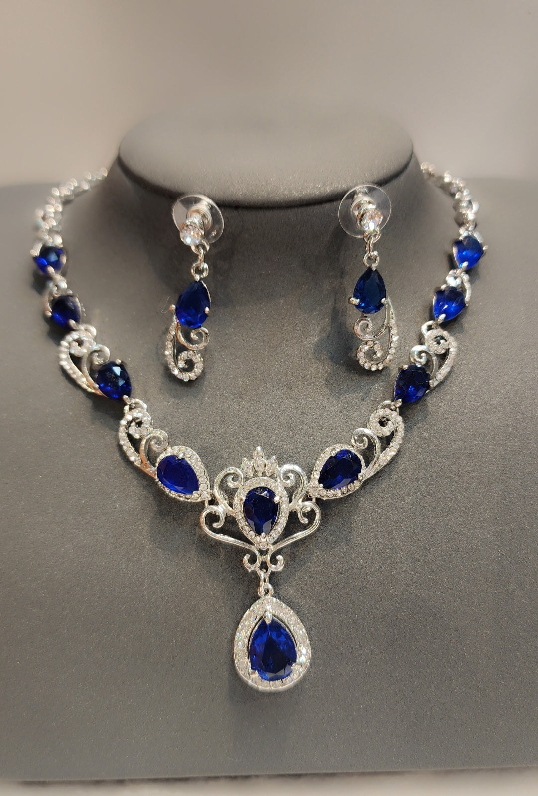 Ensemble de pierres CZ bleu foncé plaquées or blanc