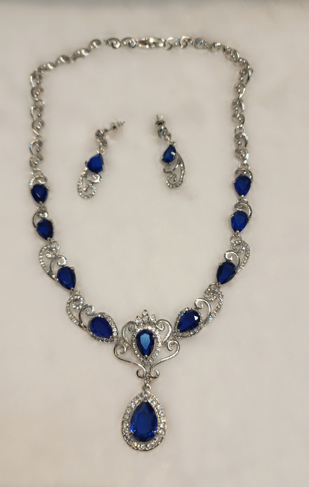 Ensemble de pierres CZ bleu foncé plaquées or blanc