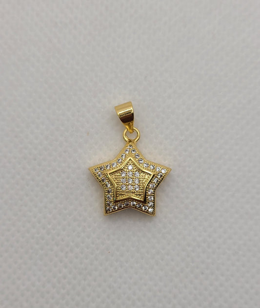 Pendentif en forme d'étoile et design d'étoile plaqué or.