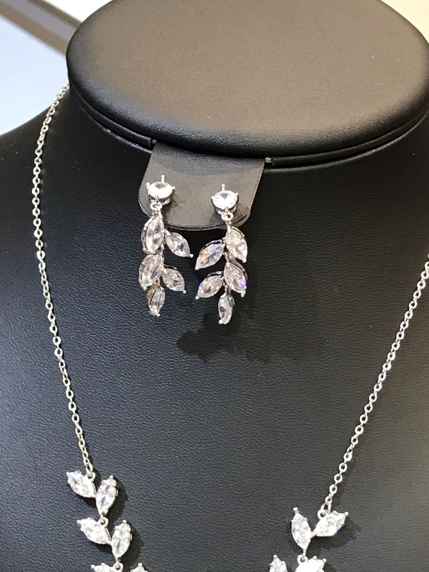 Ensemble de zircones cubiques à motif de feuilles