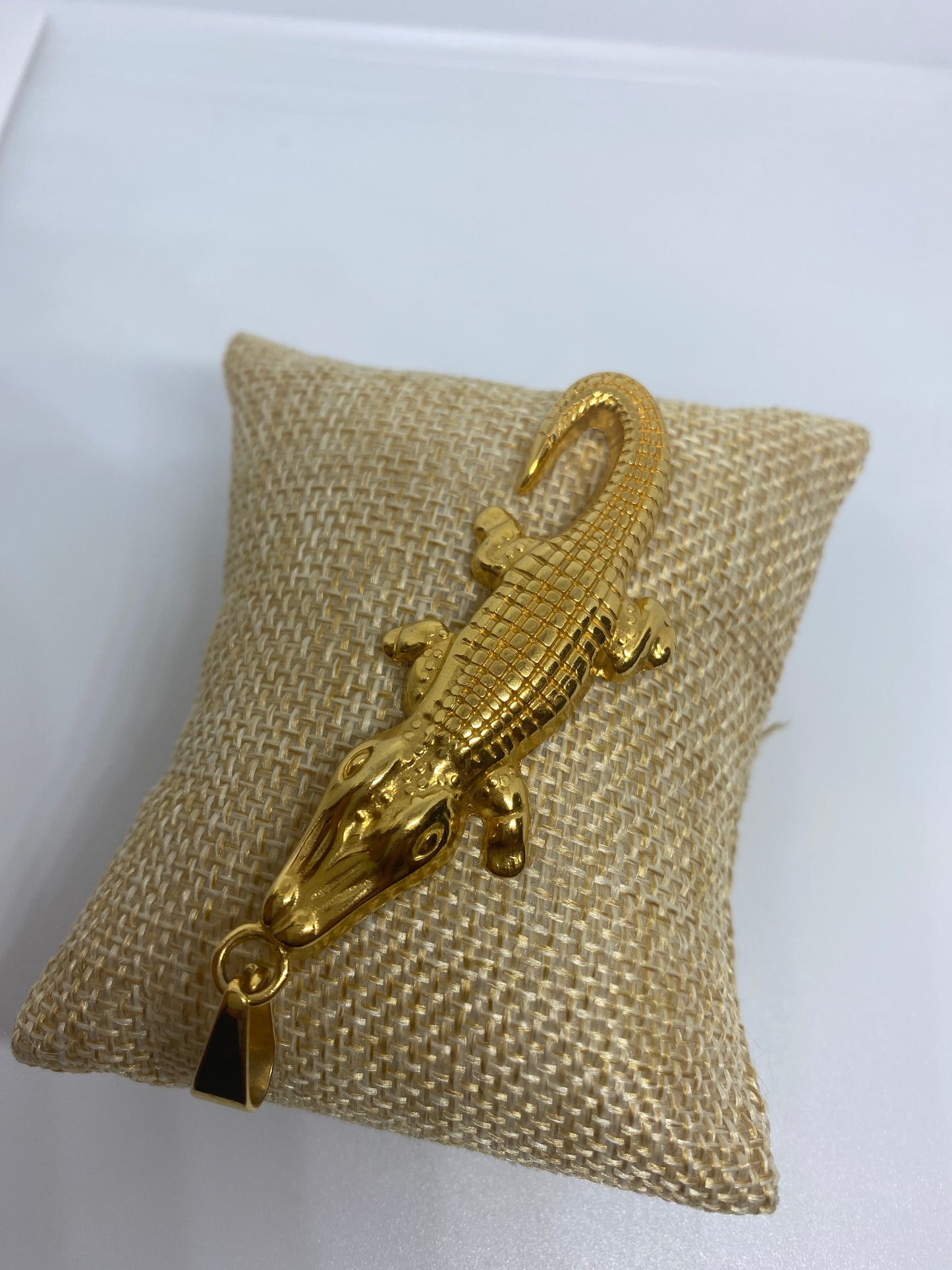 Crocodile gold pendant