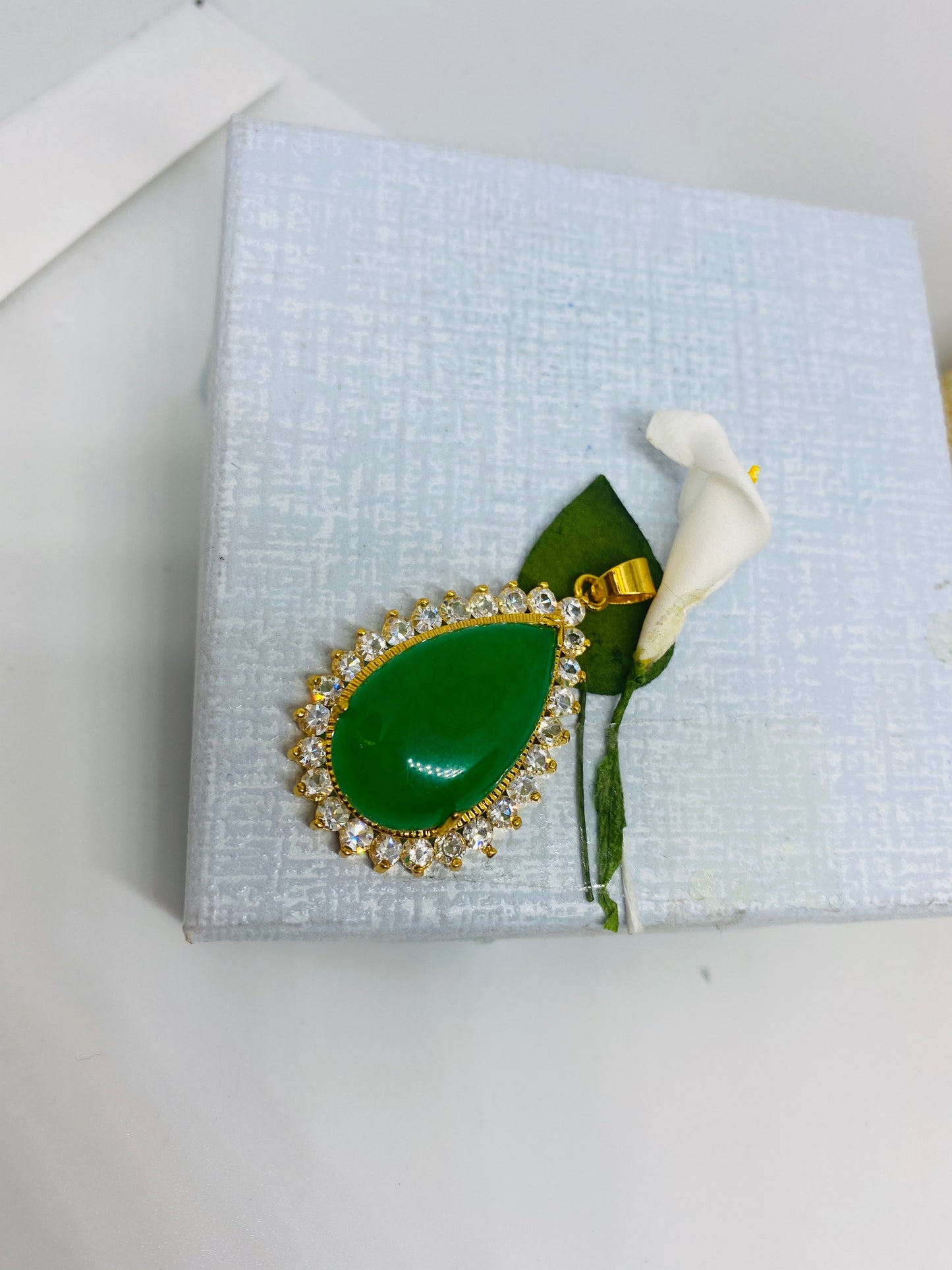 Pendentif en pierre verte