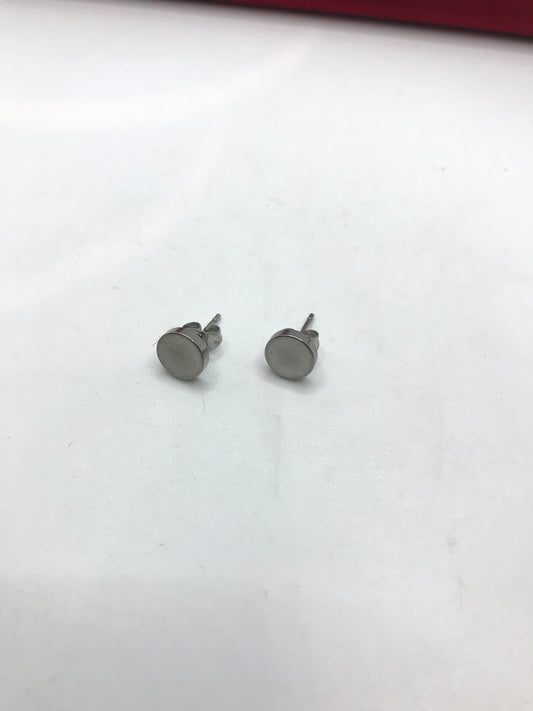 Stainless steel studs(silver color)