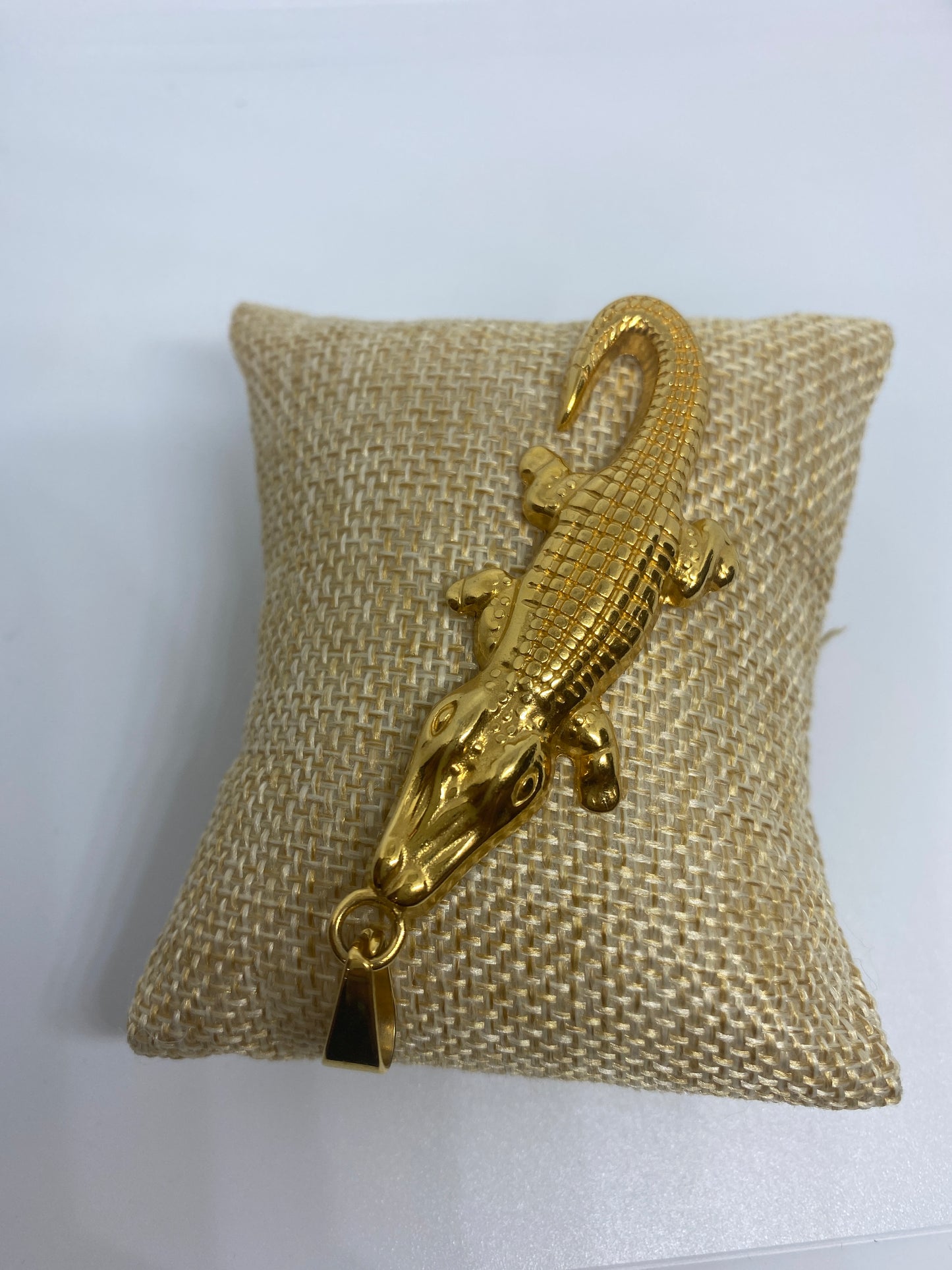 Crocodile gold pendant