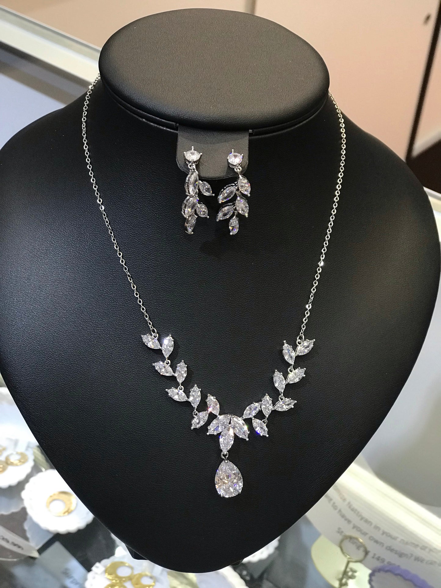 Ensemble de zircones cubiques à motif de feuilles
