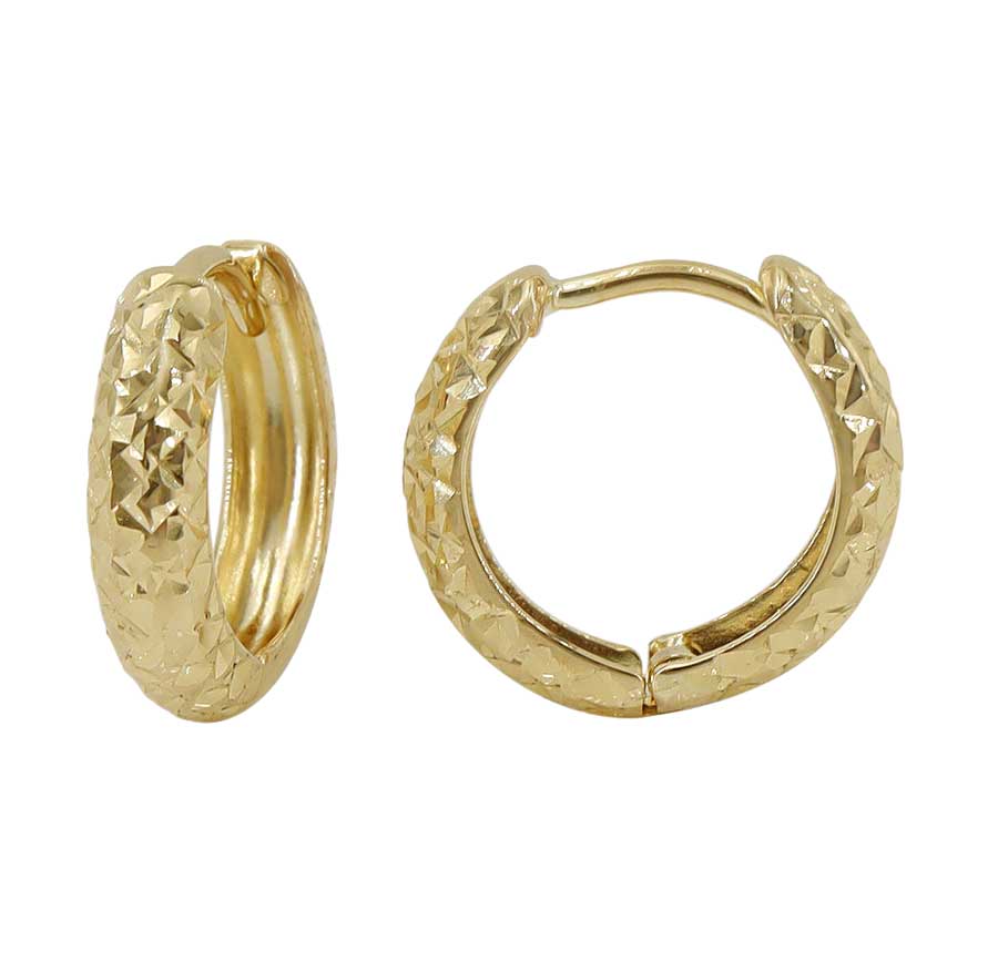 Real gold round earring with diamond cut,