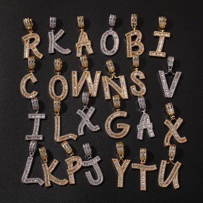 Collier avec plaque signalétique personnalisée et lettres en diamants baguettes en oxyde de zirconium glacé
