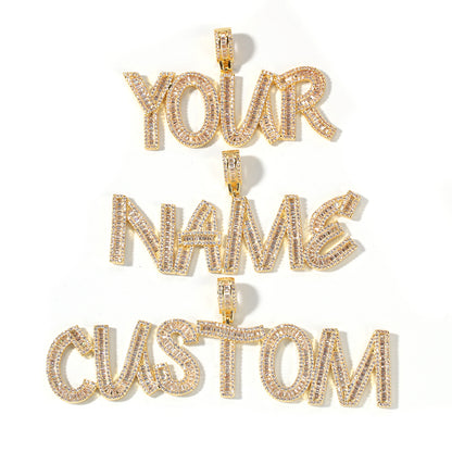 Collier avec plaque signalétique personnalisée et lettres en diamants baguettes en oxyde de zirconium glacé