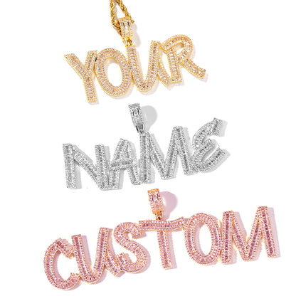 Collier avec plaque signalétique personnalisée et lettres en diamants baguettes en oxyde de zirconium glacé