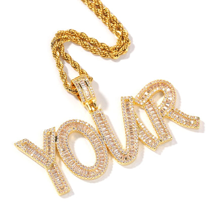 Collier avec plaque signalétique personnalisée et lettres en diamants baguettes en oxyde de zirconium glacé