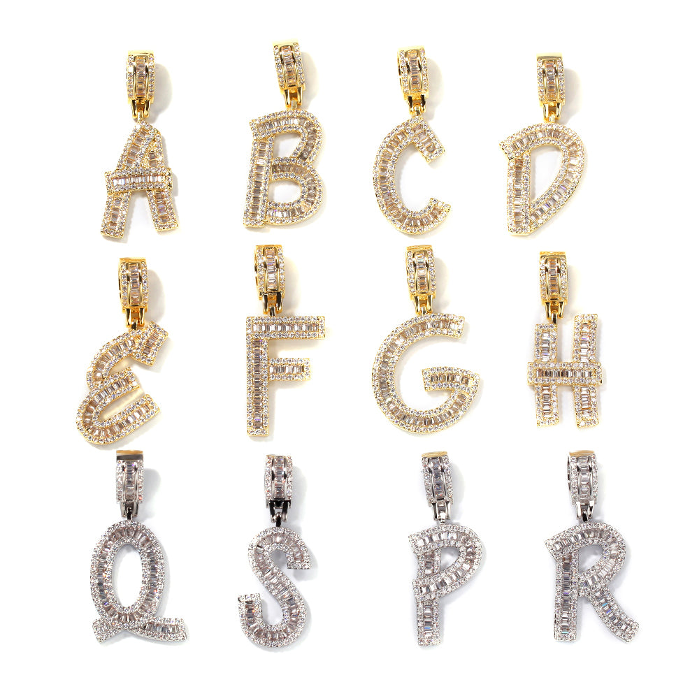 Collier avec plaque signalétique personnalisée et lettres en diamants baguettes en oxyde de zirconium glacé