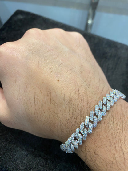 Real Silver Moissanite Cuban Link🔥
Diamond certificate provided✔️
Life time warranty🥶❄️