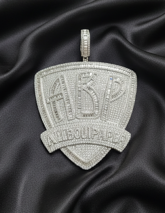 ਆਈਸਡ ਆਊਟ ਵ੍ਹਾਈਟ ਗੋਲਡ ਪਲੇਟਡ ਪੈਂਡੈਂਟ