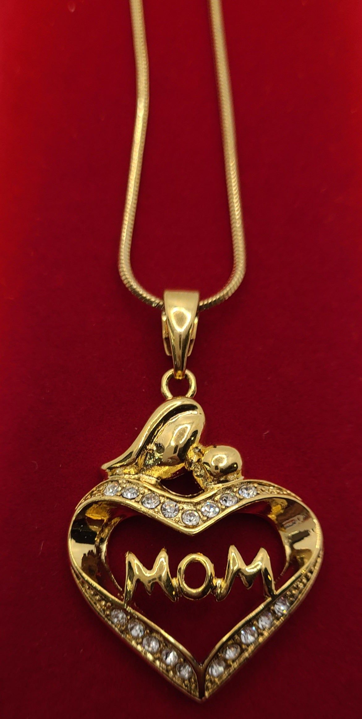 Gold plated heart-shaped mom pendant