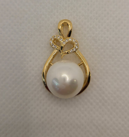 Gold plated pearl pendant