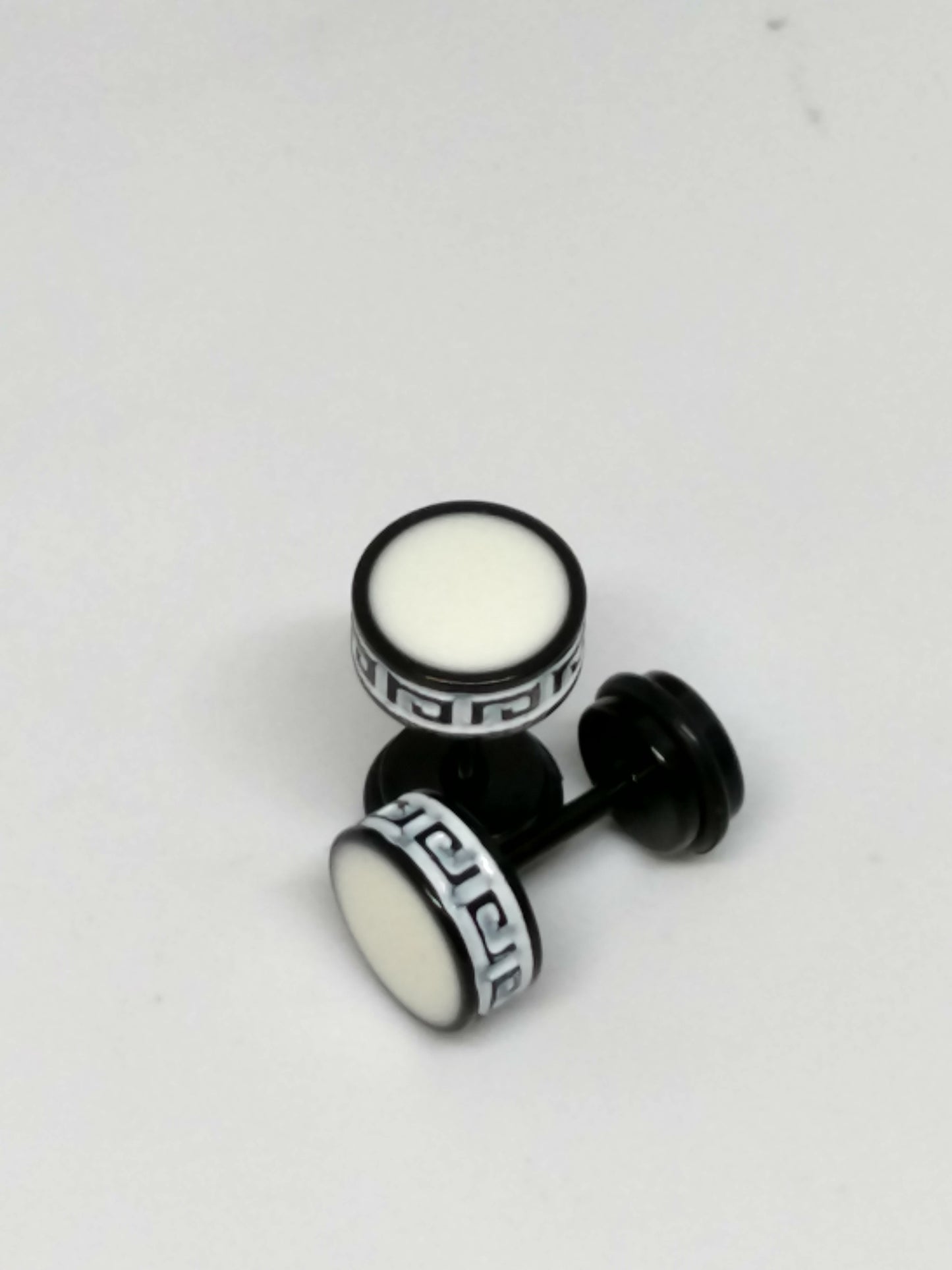 Stud earrings (Screw back lock)