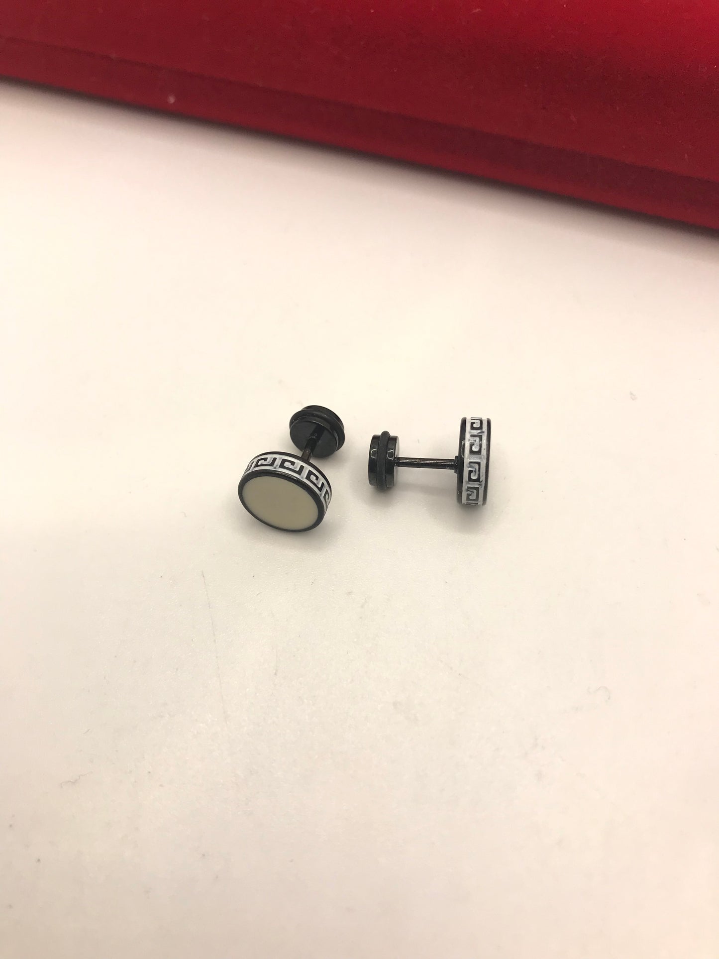 Stud earrings (Screw back lock)